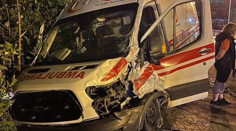 Vakaya giden iki ambulans kaza yaptı: 3 yaralı